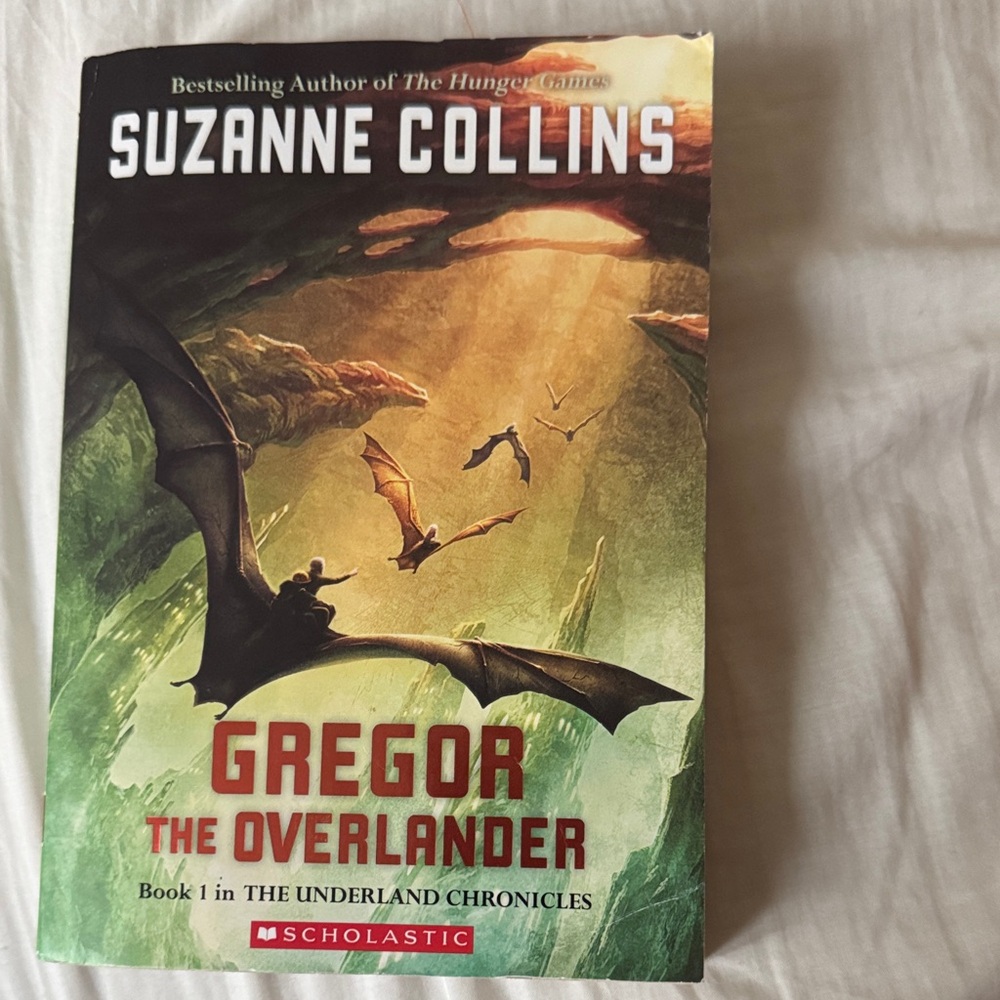Suzanne Collins Gregor the Overlander Book 📕